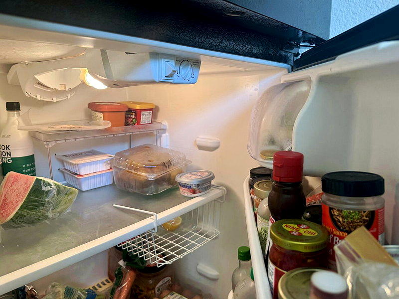 專家建議，冰箱門留給調味醬、飲料等耐溫變化食品；牛奶、雞蛋、乳製品及剩菜放在內部...