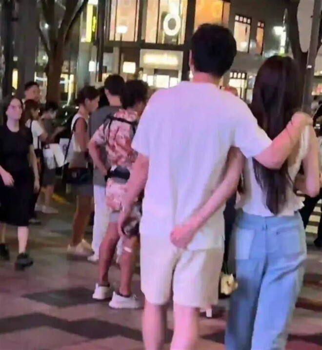 王思聪带女友香港偶遇 头秃脸蜡黄大劳抢镜（配图7）