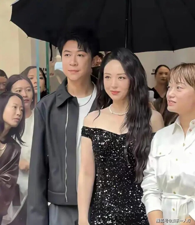 董璇张维伊同框状态大变：他剪发去油 她显老（配图2）