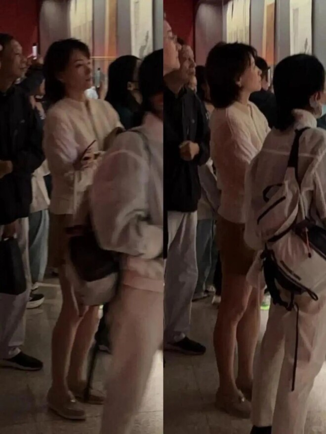 董卿现身北京带爸爸看展 背3W包包穿4W衣服（配图4）