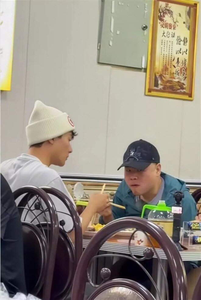 喀什偶遇岳云鹏 三人挤一张桌子吃面十分接地气（配图7）
