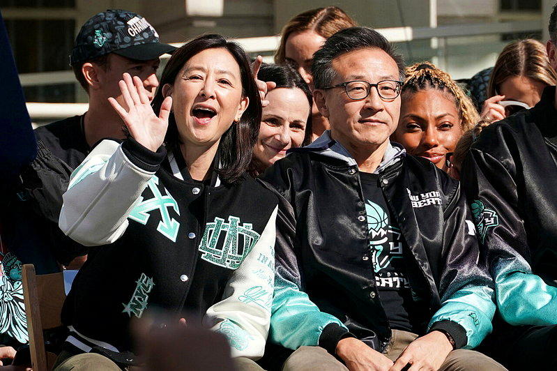 女子職籃紐約自由人隊2024年拿到WNBA總冠軍後，老闆吳明華(左)和的先生、N...