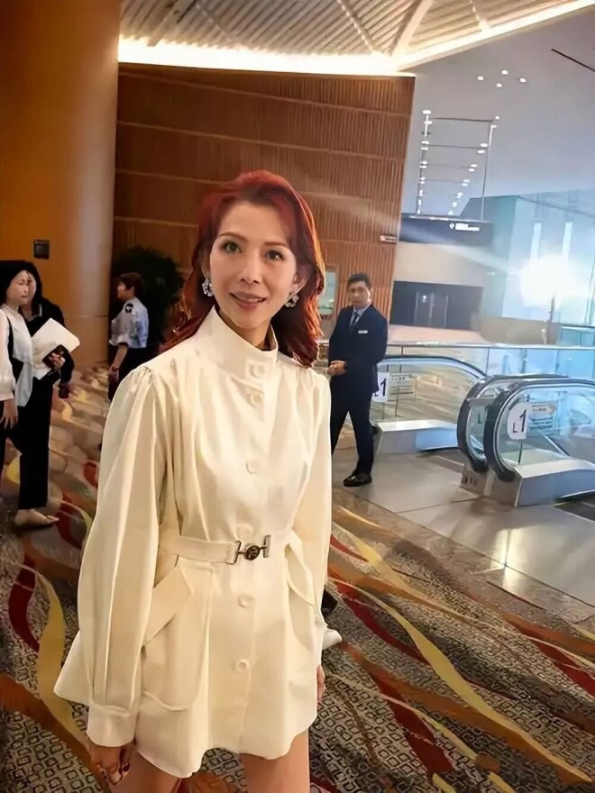 荒唐！上海电视节红毯 两位女星为压轴拒绝下车（配图16）