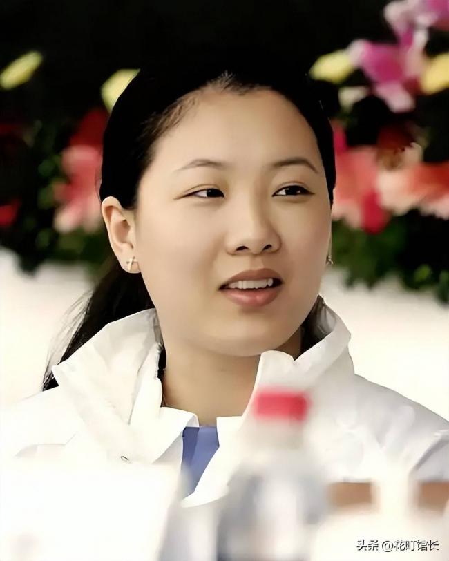 伏明霞全家罕见同框 完全富婆样 女儿似明星