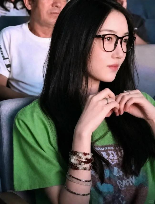 音乐节上王菲又唱又跳 还带火这些品牌