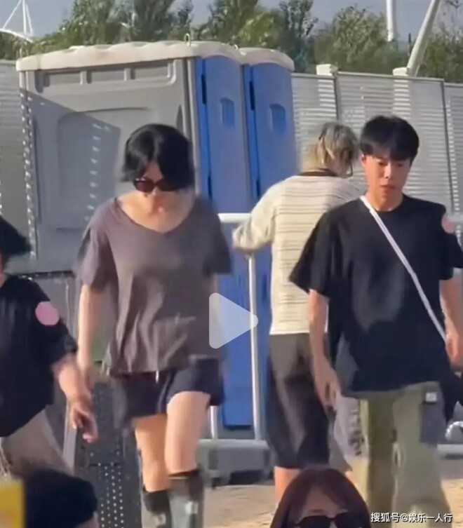 王菲母女三人在阿那亚 前夫窦唯也在（配图5）