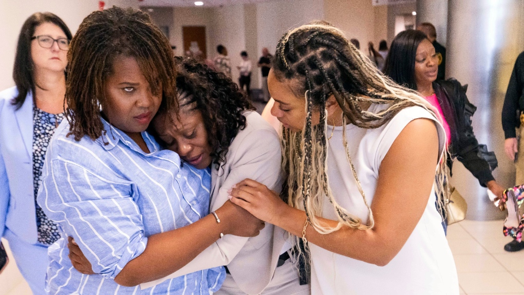 “我们已经实现了一些正义”：陪审团判定佛罗里达州白人妇女在持续的纠纷中枪杀黑人邻 ...