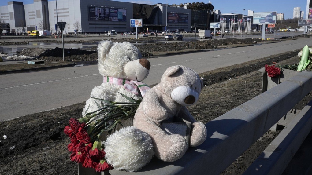 周三，俄罗斯莫斯科西郊番红花市政厅前摆放着玩具和鲜花嗯，2024 年 3 月 27 日。（Alexander Zemlianichenko/美联社照片）