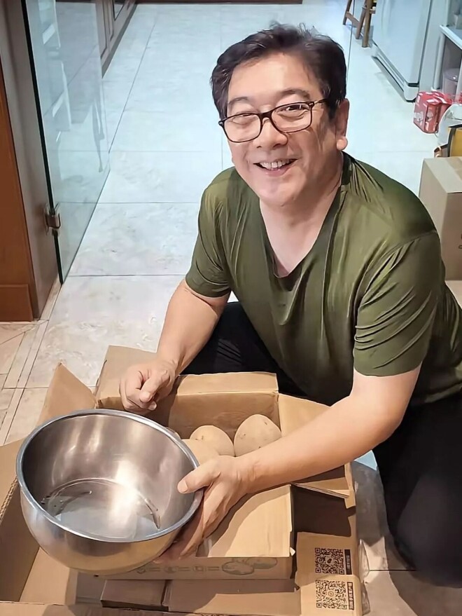 63岁水均益活成孤家寡人 一人烤4个定西土豆（配图4）