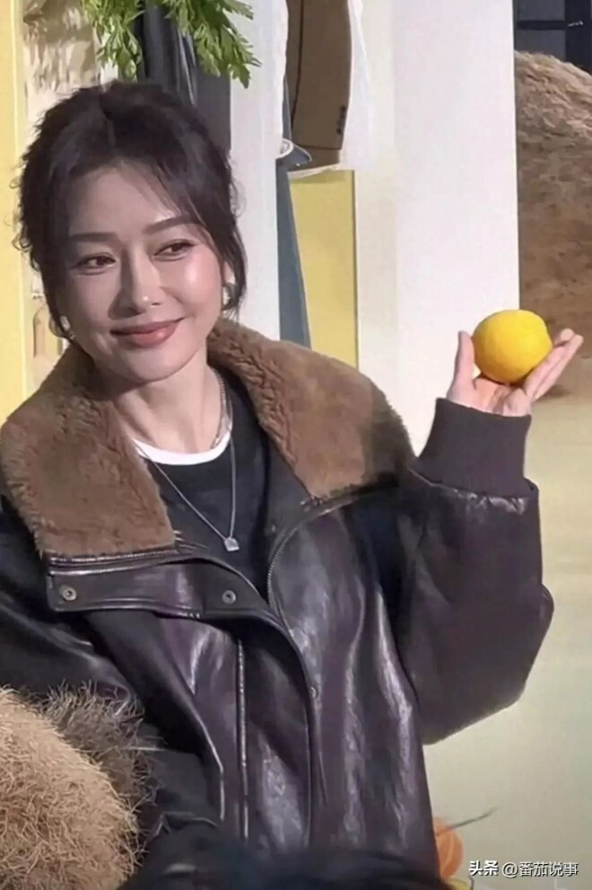 秦岚北京荟聚生图曝光 被说显老像闫妮（配图1）