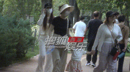 李小璐疑似新男友曝光 被拍到与嘻哈歌手逛公园（配图2）
