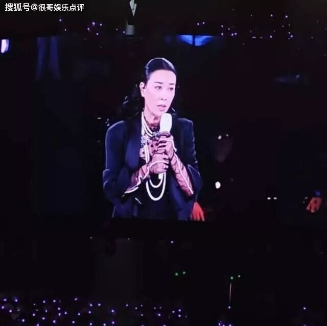 那英成都演唱会临时加歌 哽咽清唱弯弯的月亮（配图15）