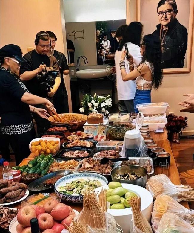 刘欢豪宅：装修值千万，客厅容百人，有私家酒吧