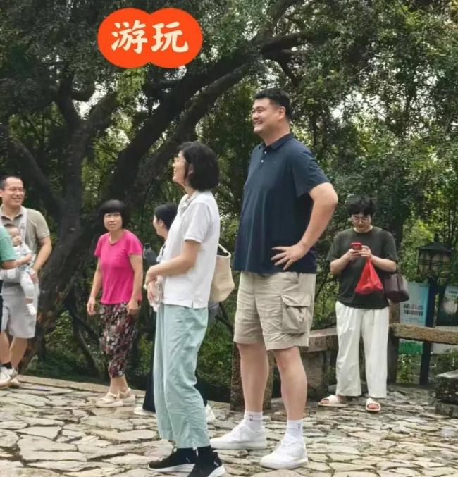 姚明回老家吃席，穿黑衣高又壮有400斤