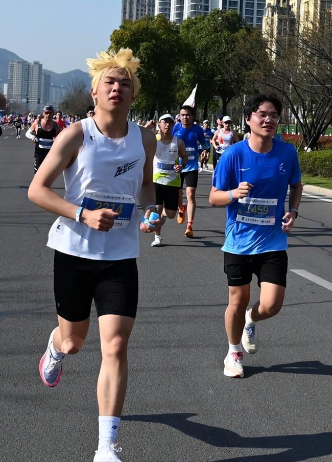 可惜了，25岁高颜值学霸倒在全马赛道上