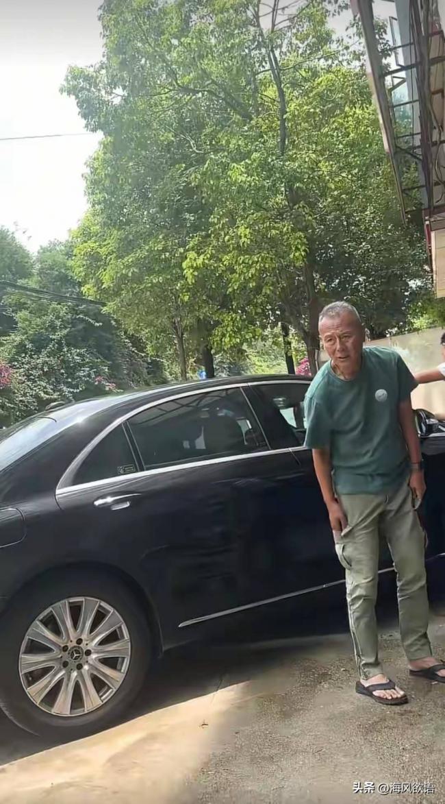 72岁刘德凯被曝昆明养老，满头白发依旧帅气