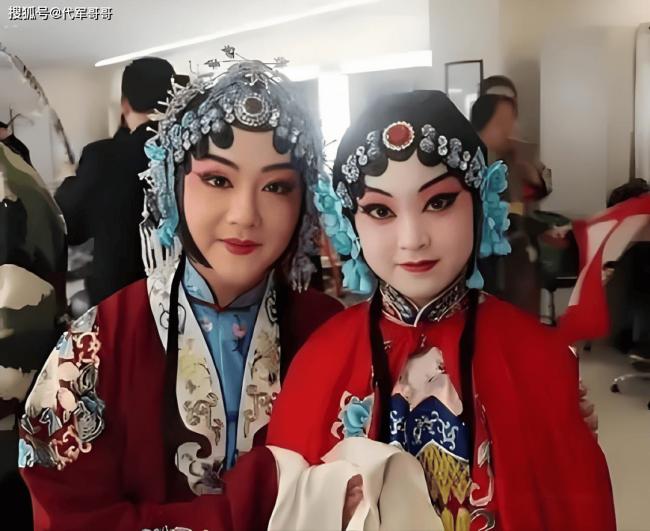 她4岁时跟哥哥上春晚，7岁时哥哥病逝，现状如何