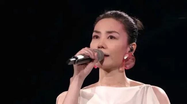 音乐节上王菲又唱又跳 还带火这些品牌