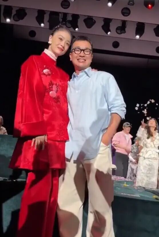 蒋欣被男设计师突然亲脖子 吓得当场大叫（配图5）