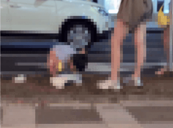 中国大妈竟放任儿子当街做这事 韩国人崩溃了