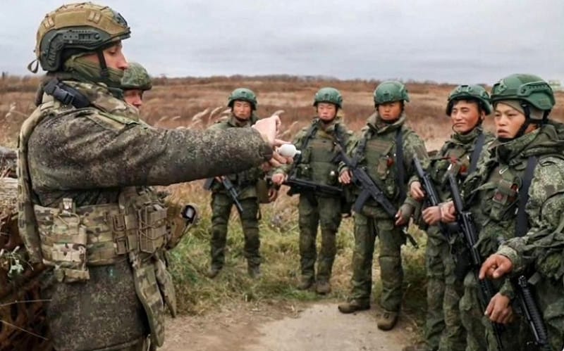  北韓軍隊在俄烏戰場上接受俄軍長官指令。 圖 : 翻攝自X Jaro Limnell 