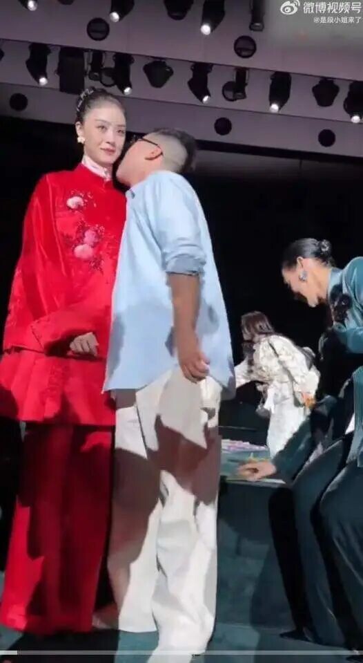蒋欣被男设计师突然亲脖子 吓得当场大叫（配图1）