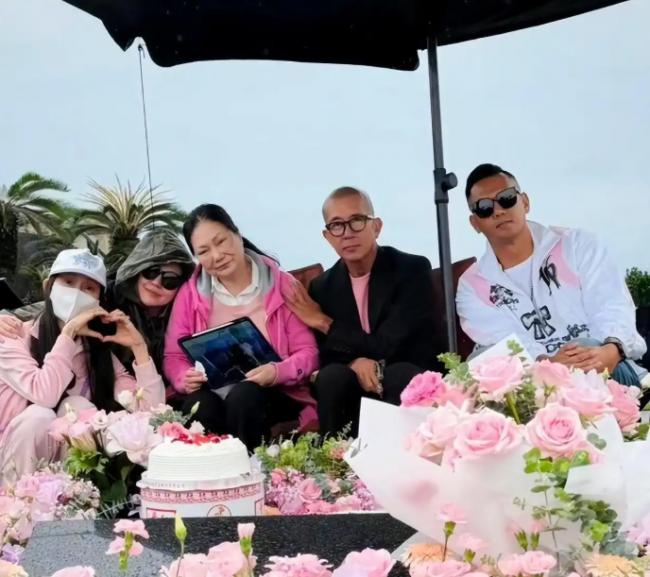 具俊晔和丈母娘祭奠大 S 看把他们几个乐的