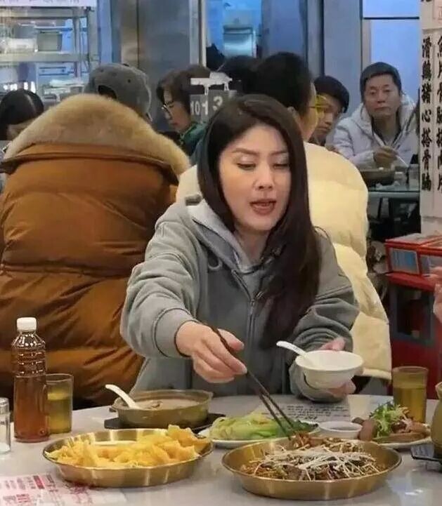 陈慧琳过54岁大寿 生图脸肿发福显嫩（配图26）