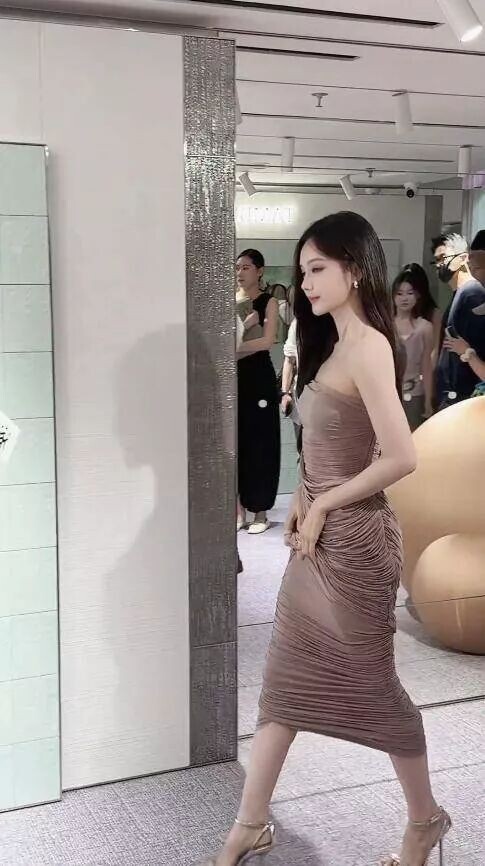 李一桐身材上热搜！脸部凹陷、瘦到衣服都挂不住（配图6）