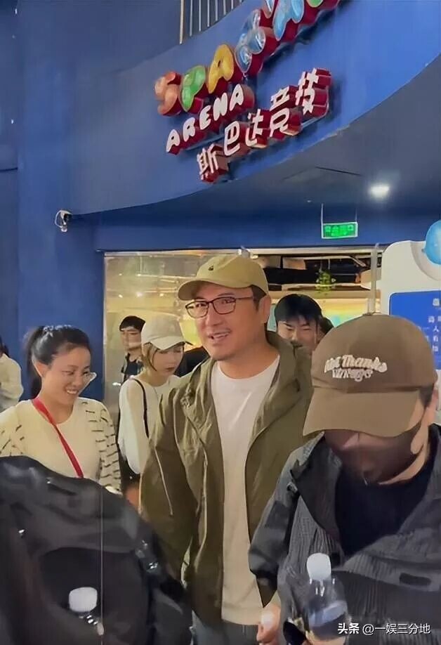 北京偶遇沈腾一家 儿子眼小胖的满脸堆肉（配图2）