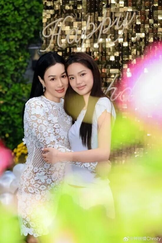 56岁钟丽缇居家庆生 状态冻龄气质佳（配图4）