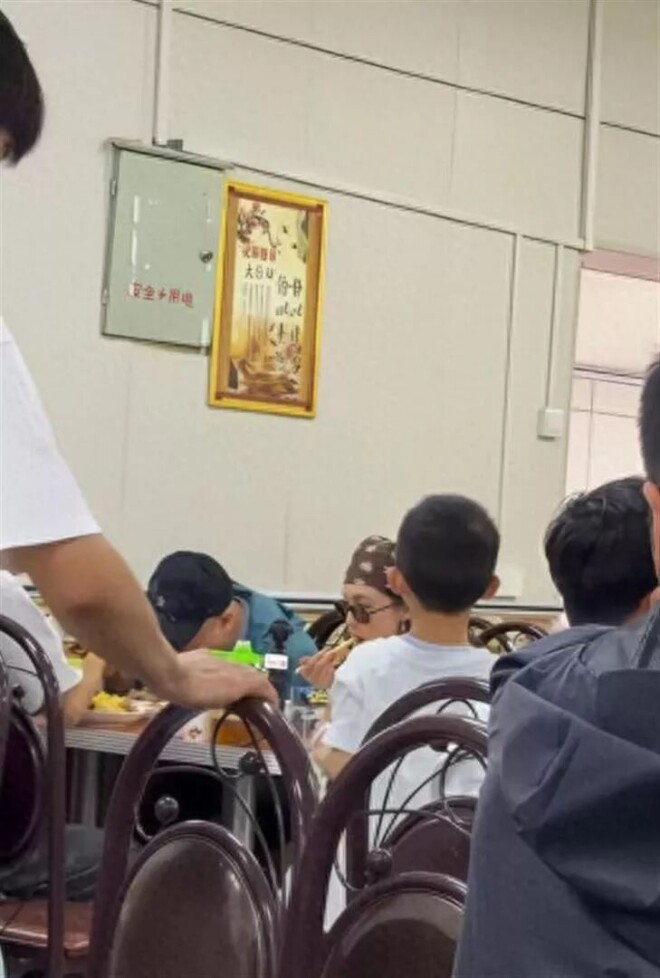 喀什偶遇岳云鹏 三人挤一张桌子吃面十分接地气（配图1）