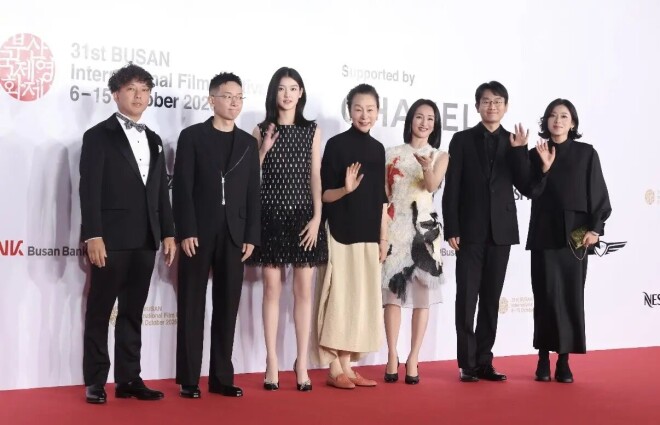 51岁周迅同框71岁奚美娟 一个灵动一个优雅（配图1）