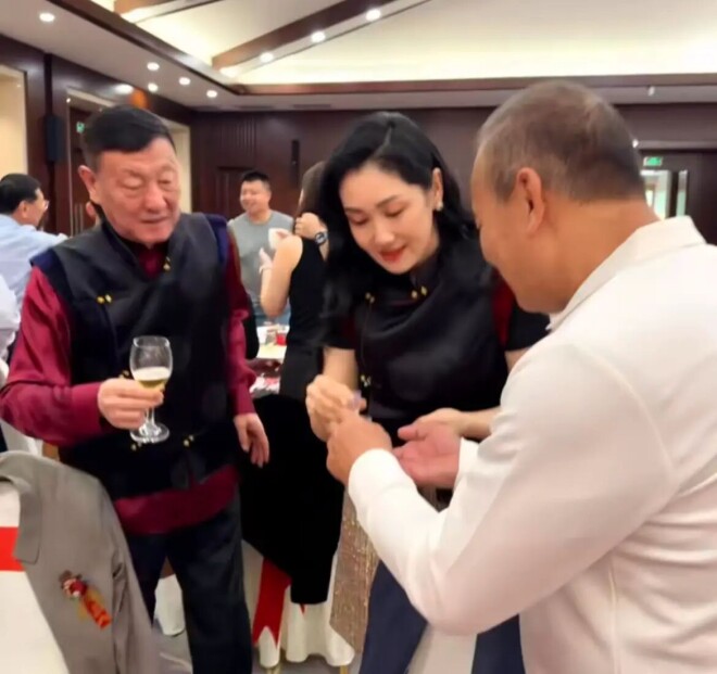 韩磊携妻子其其格参加婚宴 喝到满脸红（配图5）