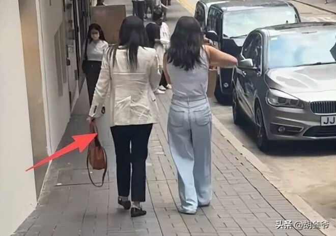 郭晶晶中环逛街被偶遇 衣服皱巴、头发干枯毛躁（配图1）