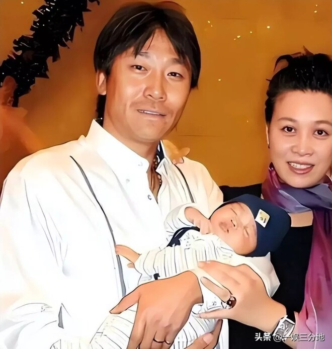 伏明霞74岁丈夫露面 佝偻头秃动作痴（配图26）