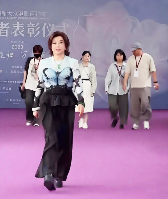 刘晓庆百花奖走红毯 最让人佩服之处：不嫁富豪（配图11）