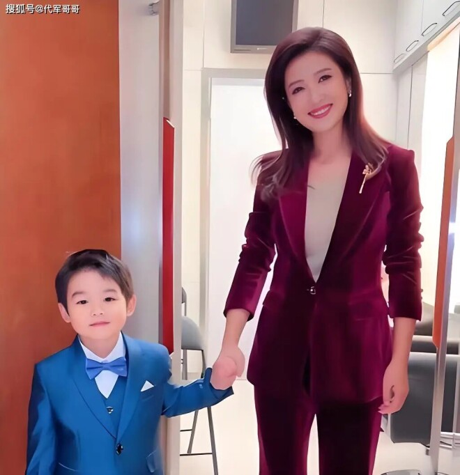 48岁美女主持人徐春妮近况 嫁给刚强生下一子（配图2）