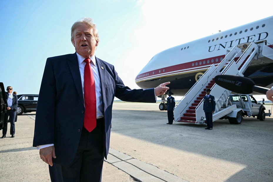美国总统川普7月1日在安德鲁斯空军基地，准备首度搭乘卡达赠与的波音747-8客机出行。法新社