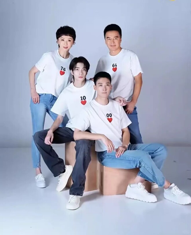 许亚军一家四口合影曝光 前妻何晴之子罕同框（配图1）
