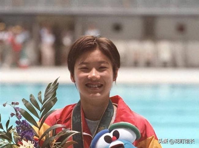 伏明霞全家罕见同框 完全富婆样 女儿似明星