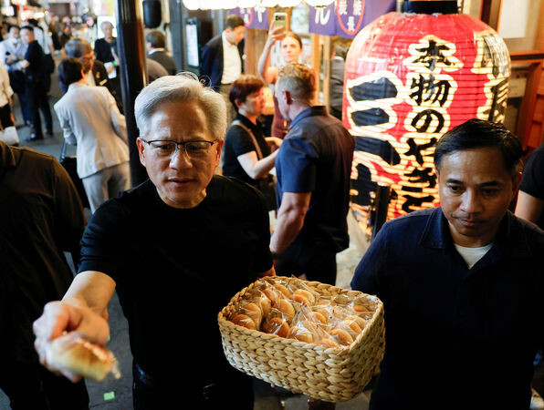 ▲▼黄仁勋现身东京神田的平价居酒屋「YAKITON（やきとん）三吉神田北口店」。 （图/路透）