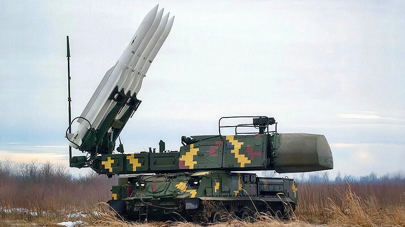 俄軍 9K37「山毛櫸」-M1 履帶式自行地對空導彈系統。 圖：翻攝自 騰訊新聞/溪畔茗談 
