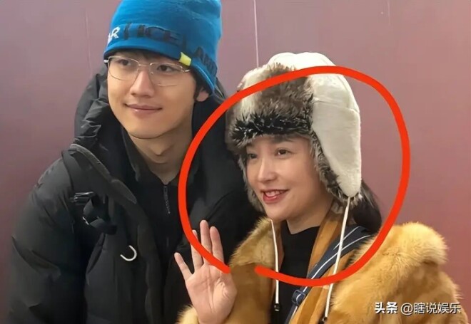 43岁金莎腰腹圆润下意识护肚 真的瞒不住了？（配图22）