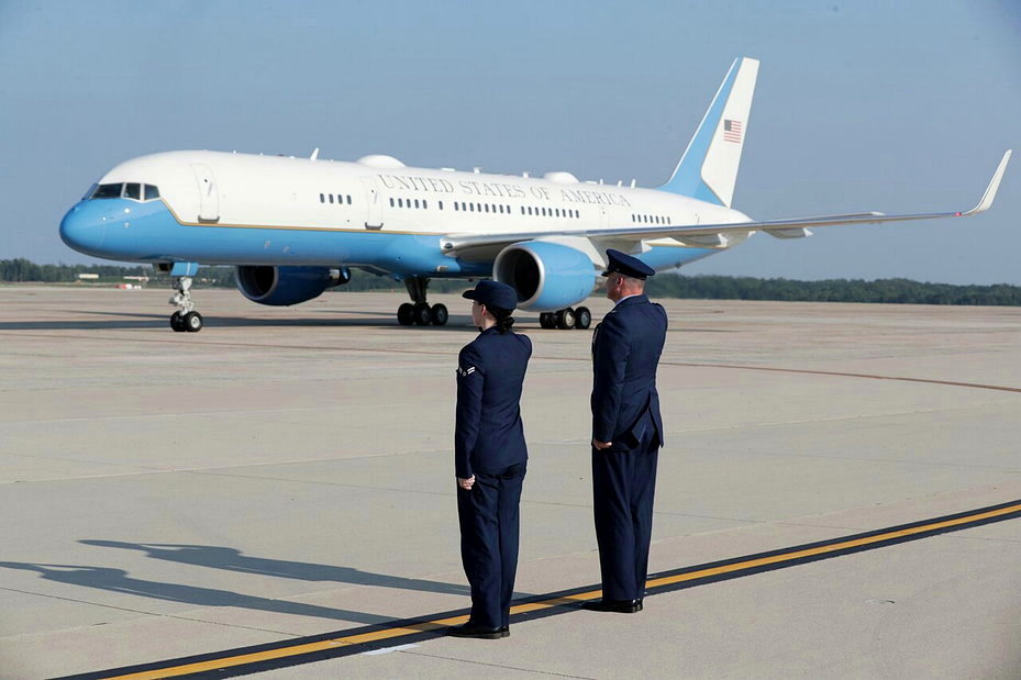 美国空军第89空运联队指挥官罗宾森上校（Christopher M. Robinson，右）9日在马里兰州安德鲁斯联合基地，向搭载美国总统川普的空军一号敬礼。美联社