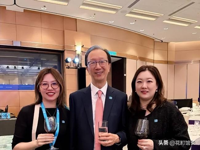 伏明霞全家罕见同框 完全富婆样 女儿似明星