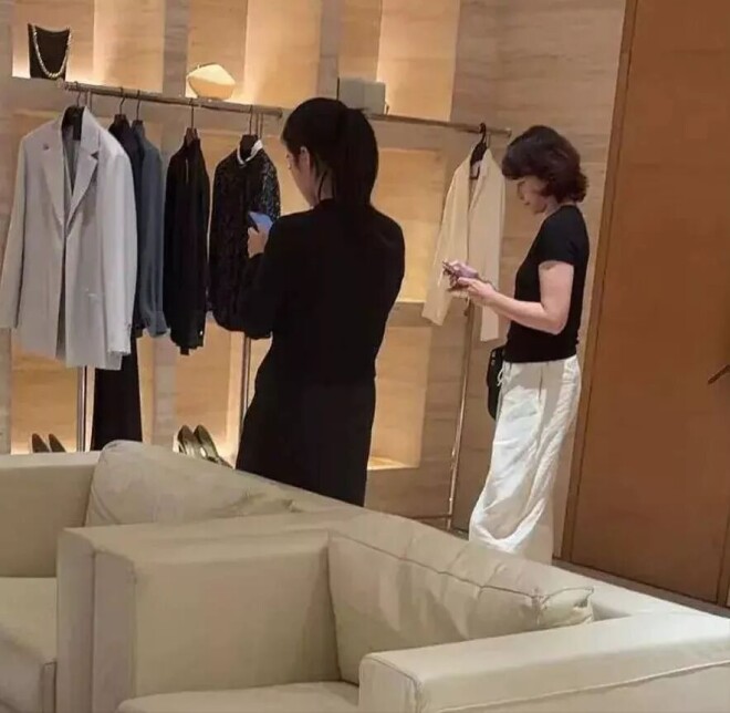 董卿现身敬一丹追悼会 头发染了但凌乱憔悴（配图9）