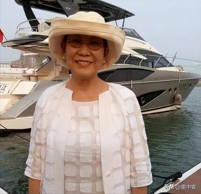 7岁撞破父亲出轨 周星驰与98岁老父终和解