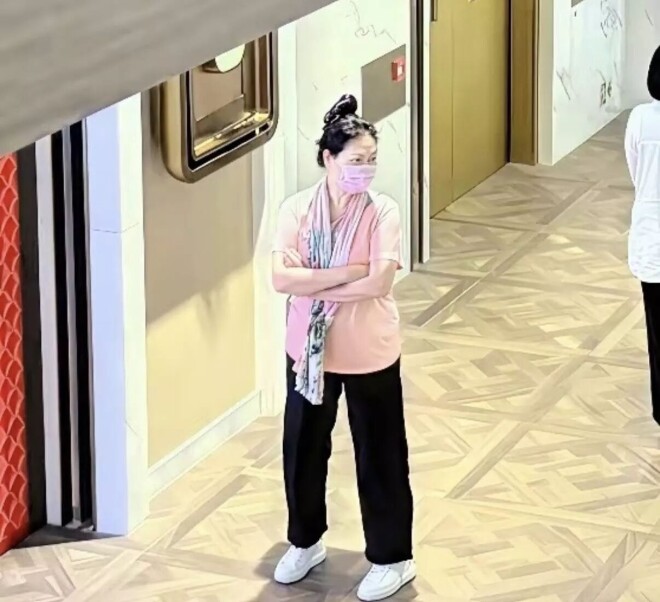 小S香港给84岁婆婆庆生 S妈穿名牌背迪奥很富态（配图4）