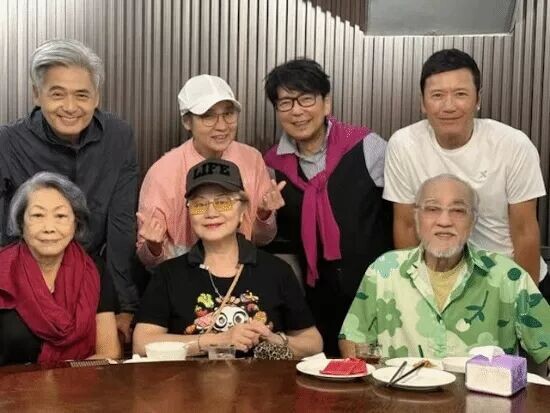 71岁周润发同框68岁苗侨伟 熟男魅力依旧藏不住（配图4）